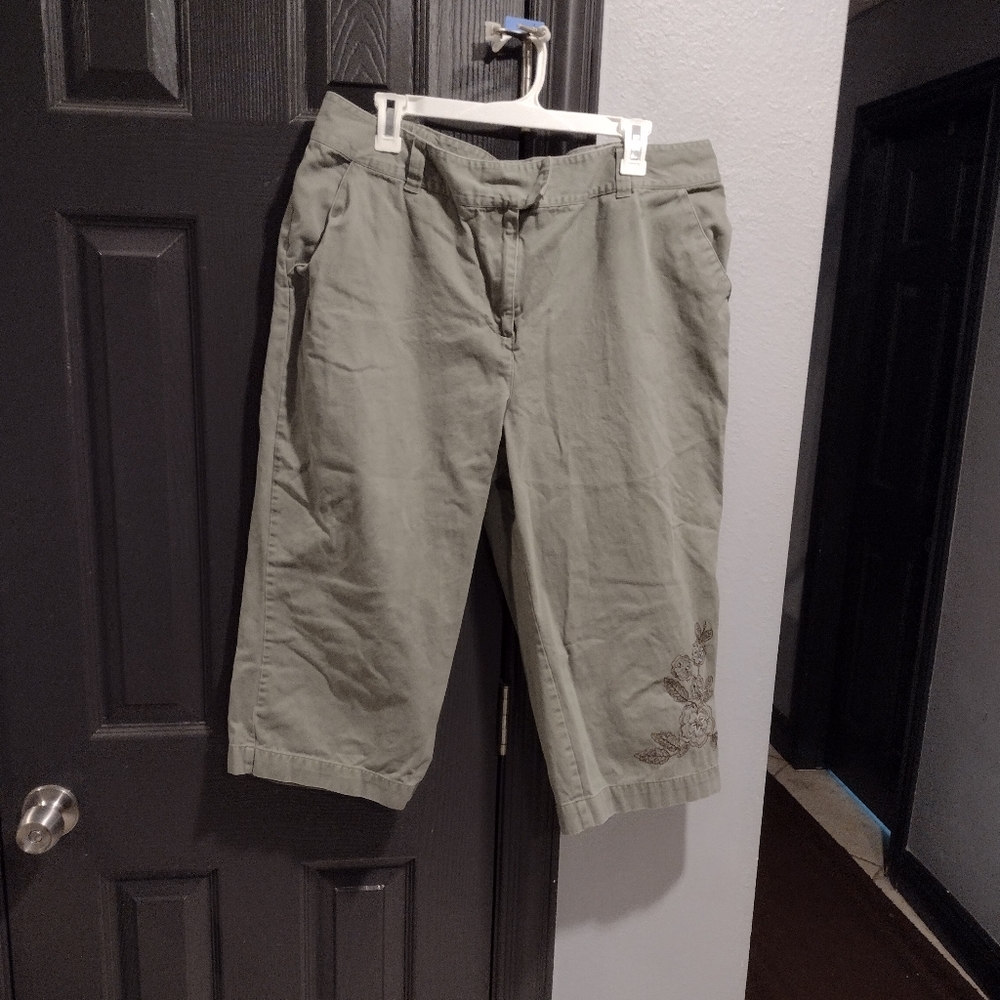 Ladies Basic Additions Green Capris - image 1